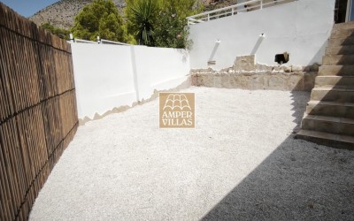 Beautiful, fully refurbished apartment with spacious terraces.